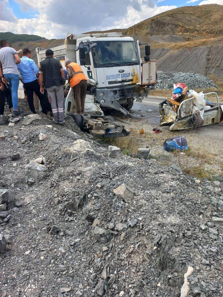 Hafriyat kamyonunun çarptığı pikap ikiye bölündü: 3 ölü 5